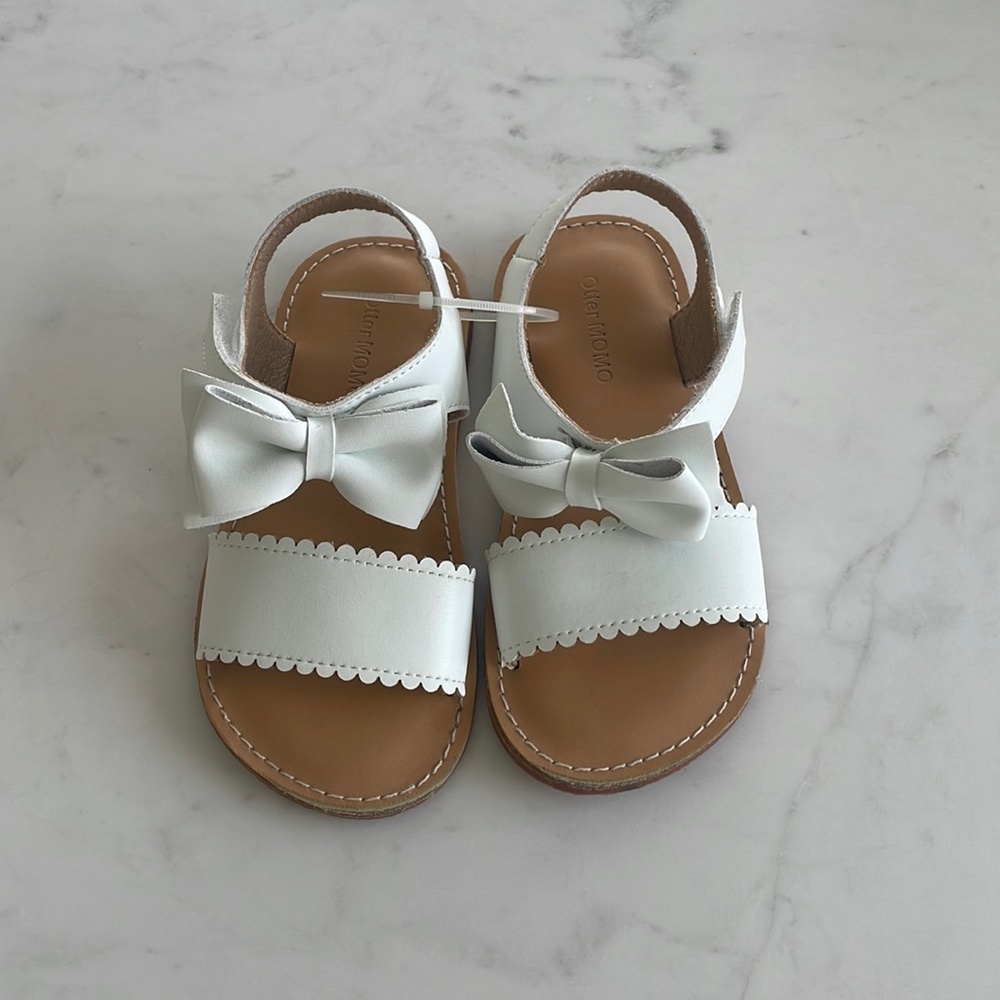 Kids white bow sandals